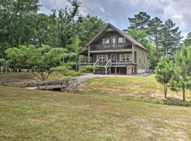 Guntersville Cabin with Fire Pit and Covered Porch，位于甘特斯维尔的酒店