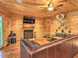 Rustic Gatlinburg Chalet with Hot Tub 2 Mi to Town，位于加特林堡的酒店