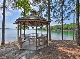 Condo on Lake Keowee with Resort Amenities and Pool!，位于Salem的酒店