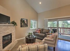 1 Mi to Skiing & Beaches: Incline Village Home!，位于斜坡村的酒店