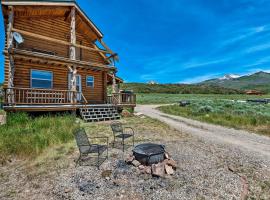 Cabin with Fire Pit, Views and BBQ 18 Mi to Moab!，位于摩押Pack Creek Picnic Area附近的酒店