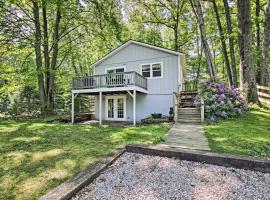 Ludington Cottage with Deck, Yard and Fire Pit!，位于拉丁顿的酒店