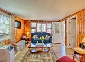 Cozy Hampton Cottage - Walk to Beaches and Marina!