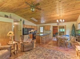 Lead Cabin ~ 9 Mi to Deadwood: Hot Tub + Patio!，位于利德的酒店