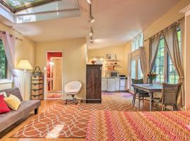 Quiet Saugatuck Studio with Patio - Walk to Dtwn!，位于索格塔克的公寓