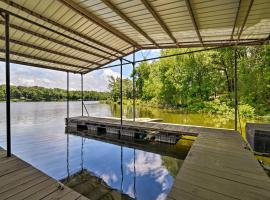 Waterfront Lake Barkley Home with Deck and Fire Pit!，位于Cadiz的酒店