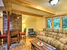Pet-Friendly Rumney Cabin on Stinson Lake!，位于Rumney的酒店