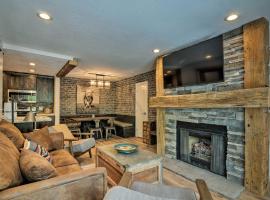 Rustic Ski-Out Brian Head Condo with Comm Pool，位于布赖恩峰的酒店