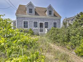 Oceanfront Cape Cod Gem with Balcony, Pets Welcome，位于丹尼斯港的酒店