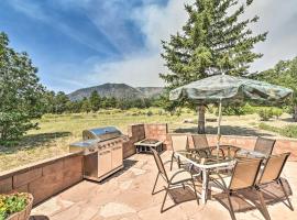 Lovely Flagstaff Home with BBQ Area and Mtn Views!，位于弗拉格斯塔夫的Spa酒店