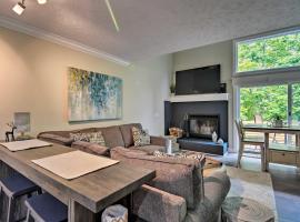 Harbor Springs Condo about 6 Mi to Lake Michigan!，位于哈伯斯普林斯的酒店