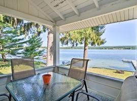 Waterfront Petoskey Cottage with Deck and Grill!，位于佩托斯基的酒店