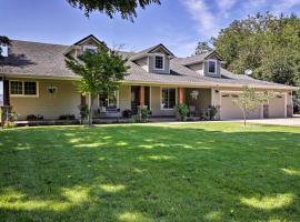 McMinnville Wine Country Home with Hot Tub and Deck，位于麦克明维尔的酒店