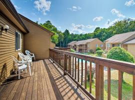 Lincoln Condo with Pool Access - 6 Mi to Loon Mtn!，位于林肯的度假短租房