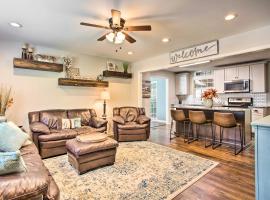 Modern Home with Yard and Deck, 1 Mi to Clemson U!，位于克莱门森的酒店