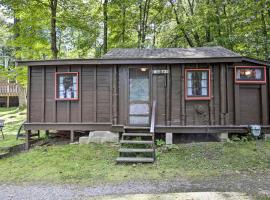 Rustic Hayward Cabin With Spider Lake Access!，位于Seeley的酒店