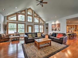 Pagosa Springs Home with Patio, Grill and Hot Tub!，位于帕戈萨斯普林斯的酒店