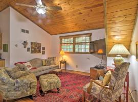 Couples Cabin - 5 Mi to DT Berkeley Springs!，位于伯克利斯普林斯的酒店