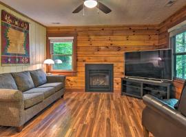 Clyde Cabin with Porch - Mins to Smoky Mountains，位于Clyde的酒店