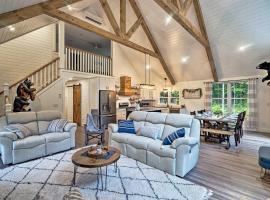 Hot Tub, Grill and Mtn Views! Benezette Cabin，位于Benezette的酒店