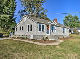 Porch, Fire Pit and Grill Blue Ridge Mtn Cottage!，位于勒诺的酒店