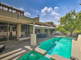 Luxury Home with Pool and Spa - 3 Mi to Natl Park!，位于兰乔米拉日的酒店
