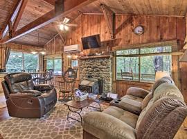 Secluded Stanardsville Cabin with 10 Acres and Hot Tub，位于Stanardsville的酒店