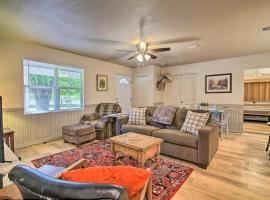 Utopia Family Home, 2 Blocks to Utopia Park!，位于Utopia的酒店