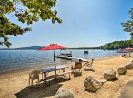 Center Ossipee Pet-Friendly Cottage with Dock!，位于Center Ossipee的酒店
