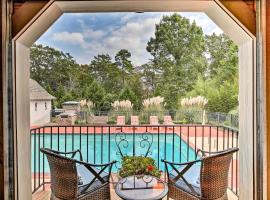 Lake Allatoona Area Studio with Pool and Views!，位于卡特斯维尔的酒店