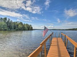 Family Cabin with Beach Access on Panther Pond，位于Raymond的酒店