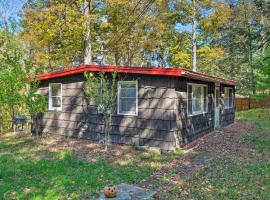 Catskill Mtn Home with Deck about 1 Miles to Zoom Flume!，位于East Durham的酒店