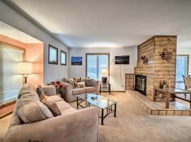 Pagosa Condo with Deck, 4 Mi to Hot Springs and Dtwn，位于帕戈萨斯普林斯的酒店