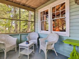 Southold Cottage with Patio and Grill - Walk to Beach!，位于绍斯霍尔德的酒店