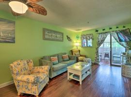 Colorful Resort Condo with Beach and Pool Access!，位于希尔顿黑德岛的酒店