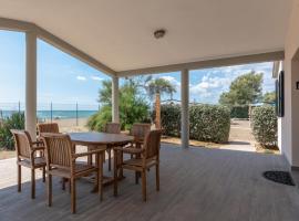 Villa Alessandri - Direttamente sulla Spiaggia，位于阿尔比尼娅的度假屋