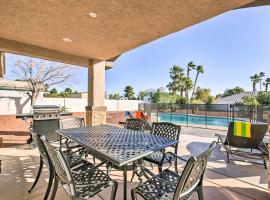 Updated Las Vegas House with Patio, Solar Heated Pool，位于North Las Vegas Airport - VGT附近的酒店