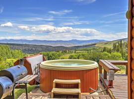 Hot Tub and Mtn Views Gore Pass Kremmling Cabin，位于Kremmling的酒店