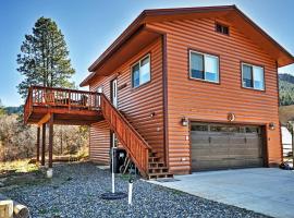 Pagosa Springs Escape with Deck, Hot Tub and Grill!，位于帕戈萨斯普林斯的酒店
