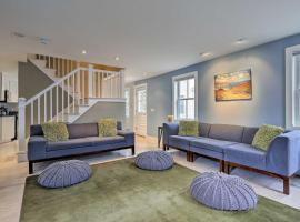 Provincetown Home with Patio and Grill, Walk to Beach，位于普罗温斯敦的酒店