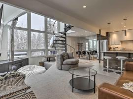 Vail Condo with Mtn View Deck - Steps to Ski Shuttle，位于范尔的公寓
