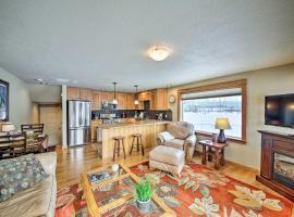 Lake Pend Oreille Condo with Porch and Mountain View!，位于桑德波因特的海滩短租房