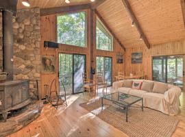 Cabin with 3 Acres, Tennis and BBall Courts by 4 Ski Mtns，位于Sandisfield的别墅
