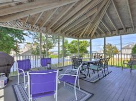 Fantastic Plymouth House with Deck and Ocean Views!，位于普里茅斯的酒店