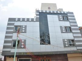 C M HOTEL，位于Dharmapuri的酒店