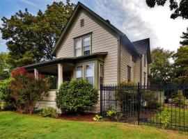 Historic and Charming Salem Home with Mill Creek Views，位于塞勒姆的度假屋