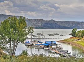 Quiet Cabin with Mtn View and Deck 7 Mi to Navajo Lake，位于帕戈萨斯普林斯的酒店