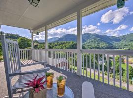 Maggie Valley House with Mtn Views - 1 Mi to DT，位于马吉谷的酒店