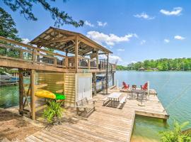 Lake Martin Cabin with Luxury Dock and Kayaks!，位于Eclectic的酒店