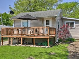 Home with Lake-View Deck by Camp Perry and Magee Marsh，位于克林顿港的酒店